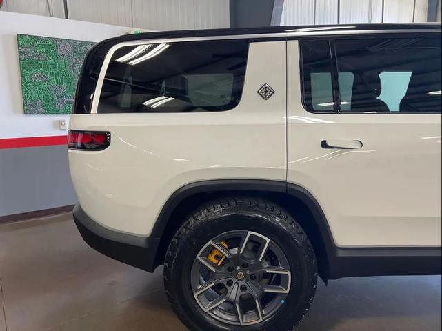Photo of 2023 Glacier White Rivian R1S