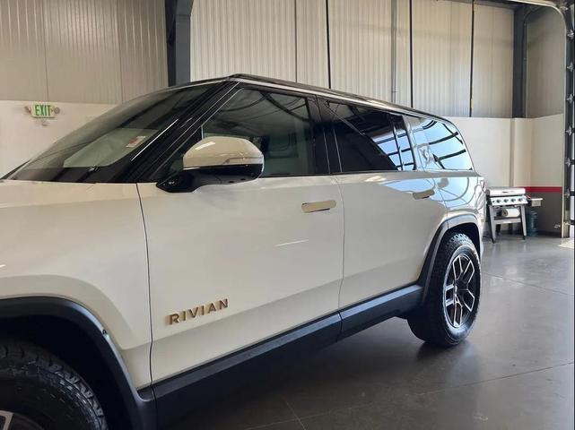 Photo of 2023 Glacier White Rivian R1S