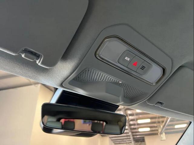 Photo of 2023 Glacier White Rivian R1S