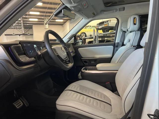 Photo of 2023 Glacier White Rivian R1S