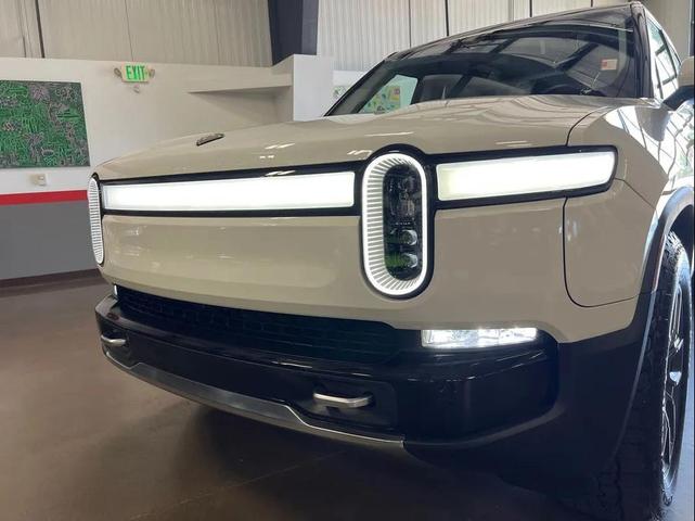 Photo of 2023 Glacier White Rivian R1S