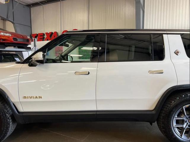 Photo of 2023 Glacier White Rivian R1S