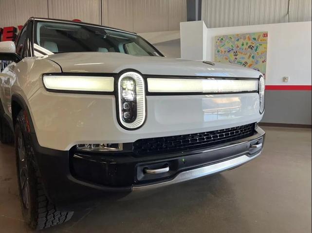Photo of 2023 Glacier White Rivian R1S