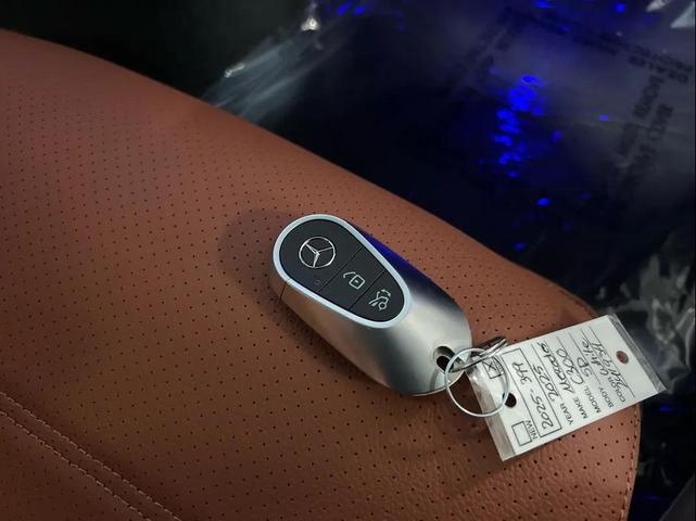 Photo of 2025 Off white Mercedes-Benz C-Class