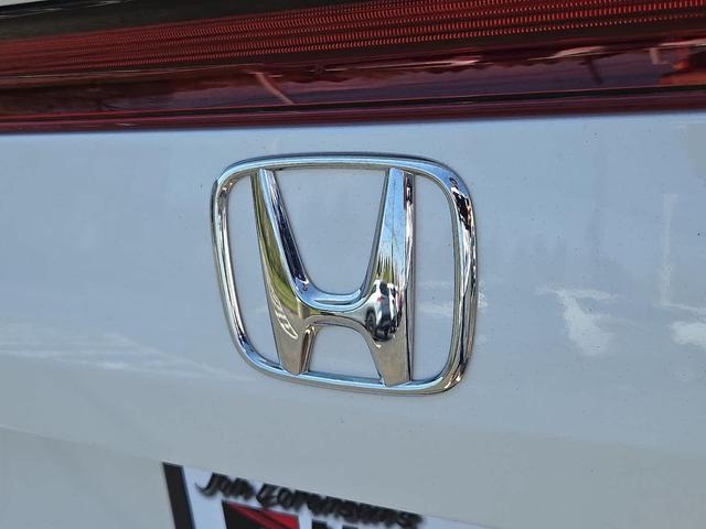 Photo of 2022 Platinum White Pearl Honda Civic