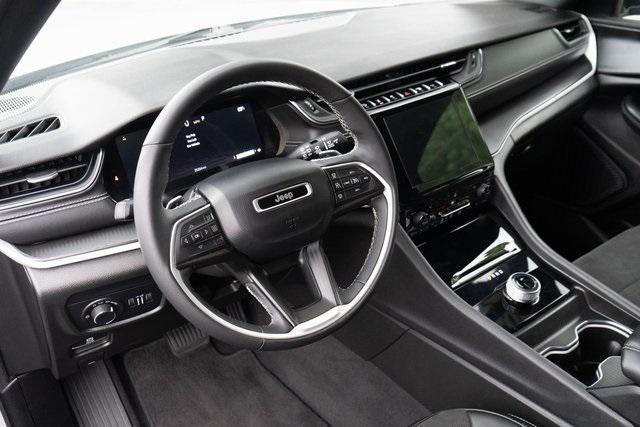 Photo of 2024 Silver Zynith Jeep Grand Cherokee L