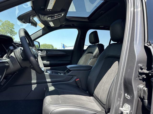 Photo of 2025 Baltic Gray Metallic Clearcoat Jeep Grand Cherokee