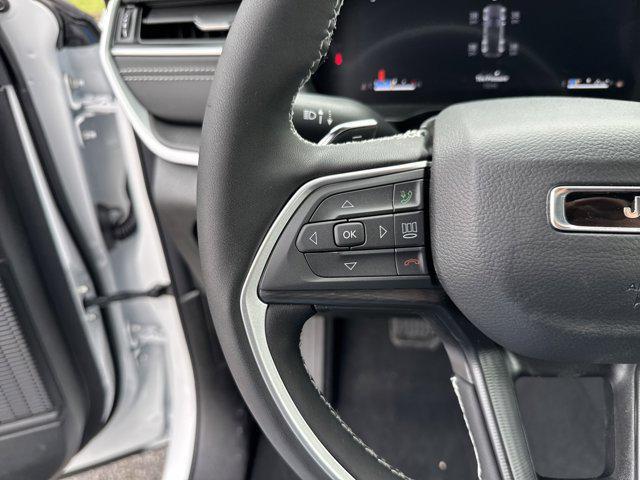 Photo of 2025 Bright White Clearcoat Jeep Grand Cherokee