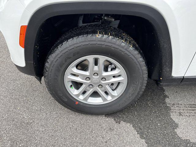 Photo of 2025 Bright White Clearcoat Jeep Grand Cherokee
