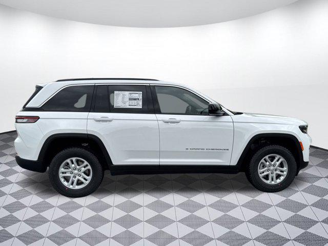 Photo of 2025 Bright White Clearcoat Jeep Grand Cherokee