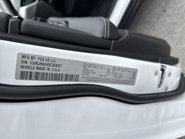 Photo of 2025 Bright White Clearcoat Jeep Grand Cherokee