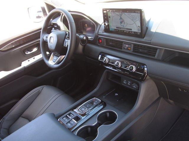 Photo of 2025 Platinum White Pearl Honda Pilot