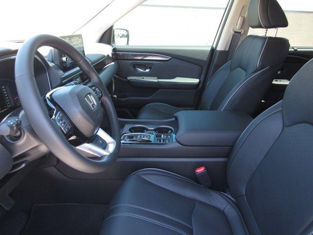 Photo of 2025 Platinum White Pearl Honda Pilot