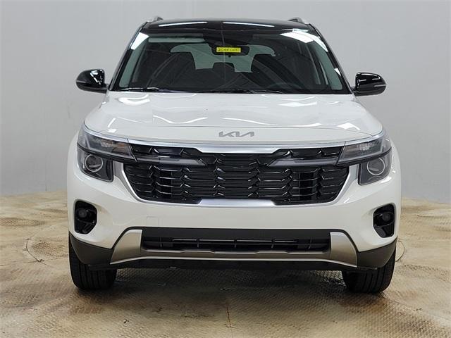 Photo of 2026 Clear White / Black Roof Kia Seltos