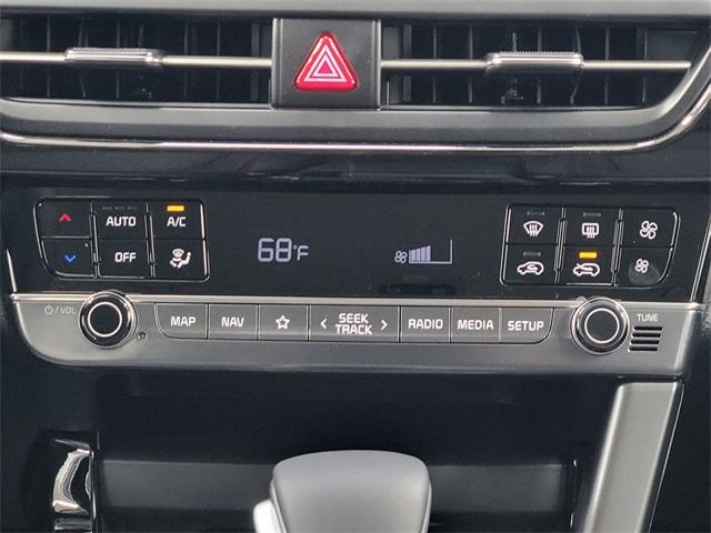 Photo of 2026 Clear White / Black Roof Kia Seltos