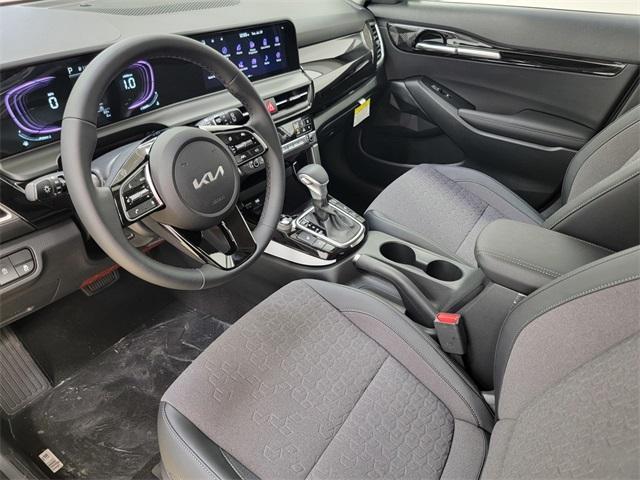 Photo of 2026 Clear White / Black Roof Kia Seltos