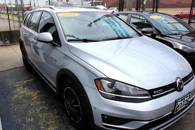 Photo of 2017 Reflex Silver Metallic Volkswagen Golf Alltrack