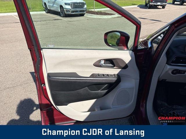 Photo of 2018 Velvet Red Pearlcoat Chrysler Pacifica