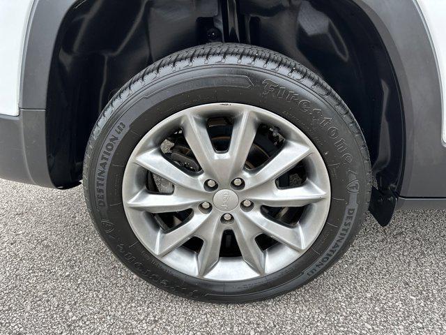 Photo of 2018 Bright White Clearcoat Jeep Cherokee