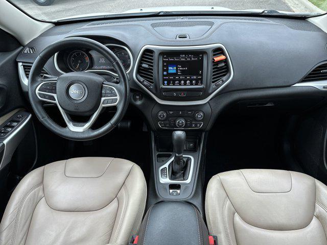 Photo of 2018 Bright White Clearcoat Jeep Cherokee