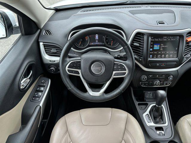 Photo of 2018 Bright White Clearcoat Jeep Cherokee