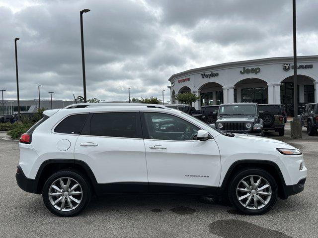 Photo of 2018 Bright White Clearcoat Jeep Cherokee