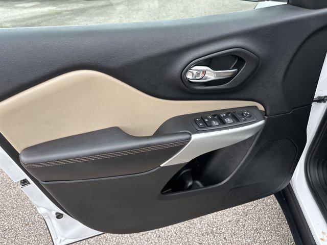 Photo of 2018 Bright White Clearcoat Jeep Cherokee