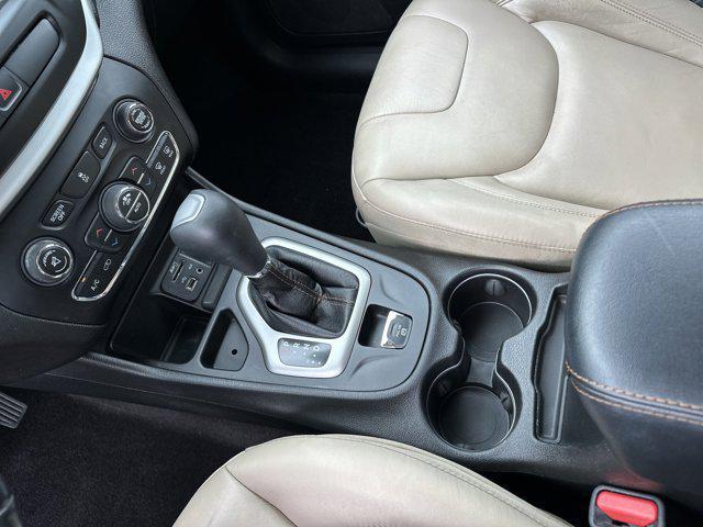 Photo of 2018 Bright White Clearcoat Jeep Cherokee