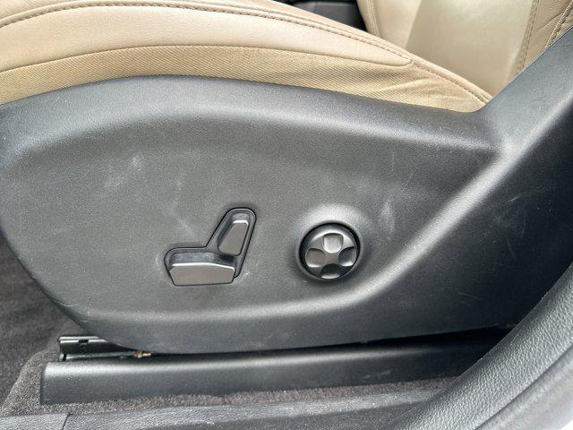 Photo of 2018 Bright White Clearcoat Jeep Cherokee