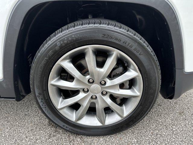 Photo of 2018 Bright White Clearcoat Jeep Cherokee