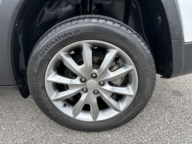 Photo of 2018 Bright White Clearcoat Jeep Cherokee
