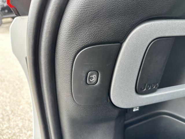 Photo of 2018 Bright White Clearcoat Jeep Cherokee