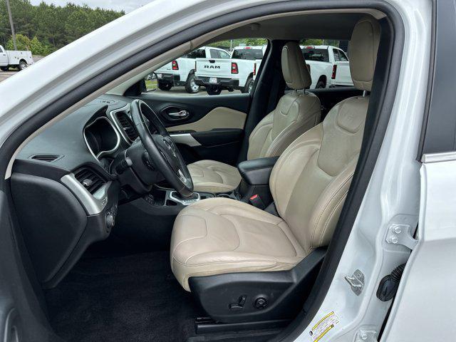 Photo of 2018 Bright White Clearcoat Jeep Cherokee