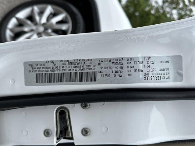 Photo of 2018 Bright White Clearcoat Jeep Cherokee