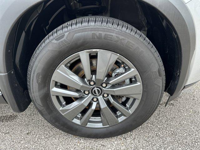 Photo of 2022 Brilliant Silver Metallic Nissan Pathfinder