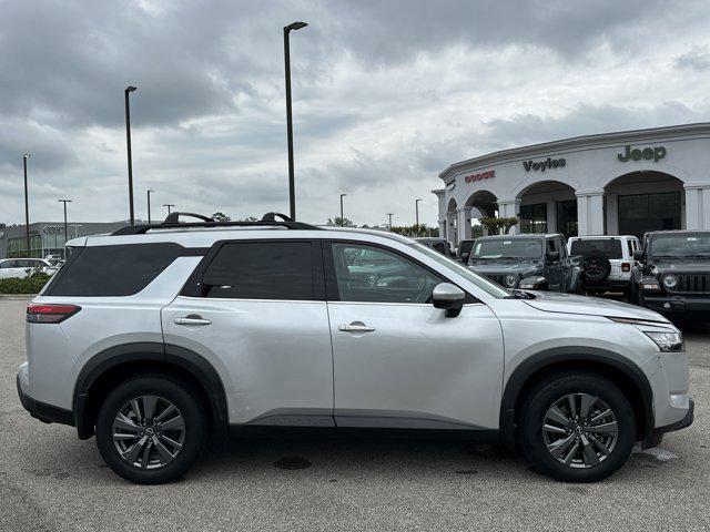 Photo of 2022 Brilliant Silver Metallic Nissan Pathfinder