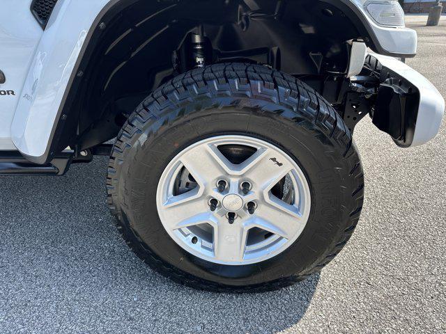 Photo of 2021 Bright White Clearcoat Jeep Gladiator