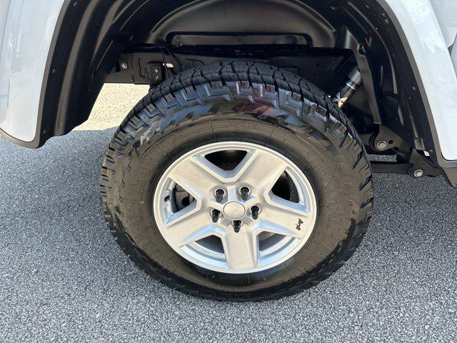 Photo of 2021 Bright White Clearcoat Jeep Gladiator