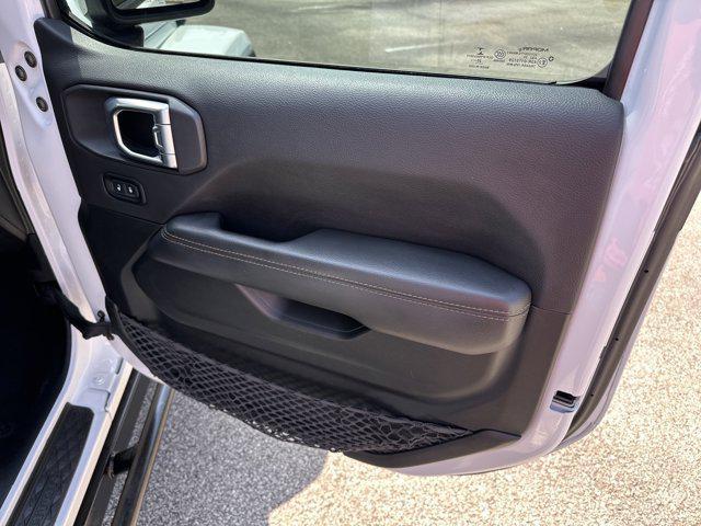 Photo of 2021 Bright White Clearcoat Jeep Gladiator