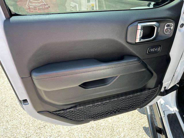 Photo of 2021 Bright White Clearcoat Jeep Gladiator