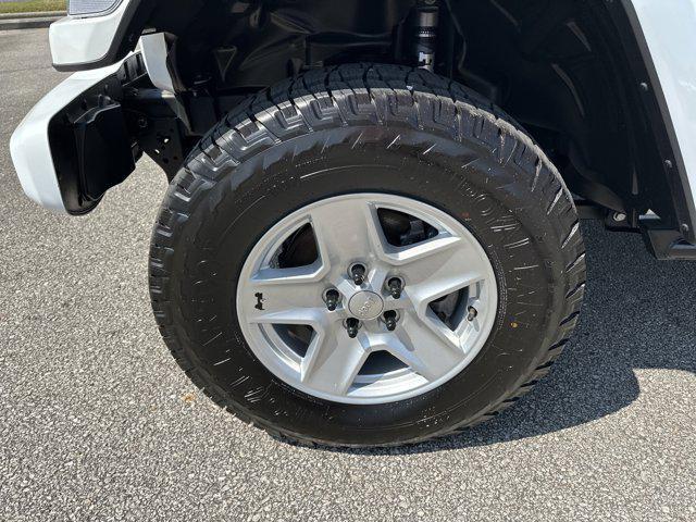 Photo of 2021 Bright White Clearcoat Jeep Gladiator