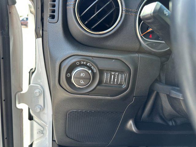 Photo of 2021 Bright White Clearcoat Jeep Gladiator