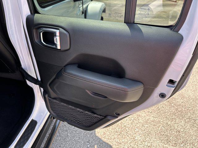 Photo of 2021 Bright White Clearcoat Jeep Gladiator