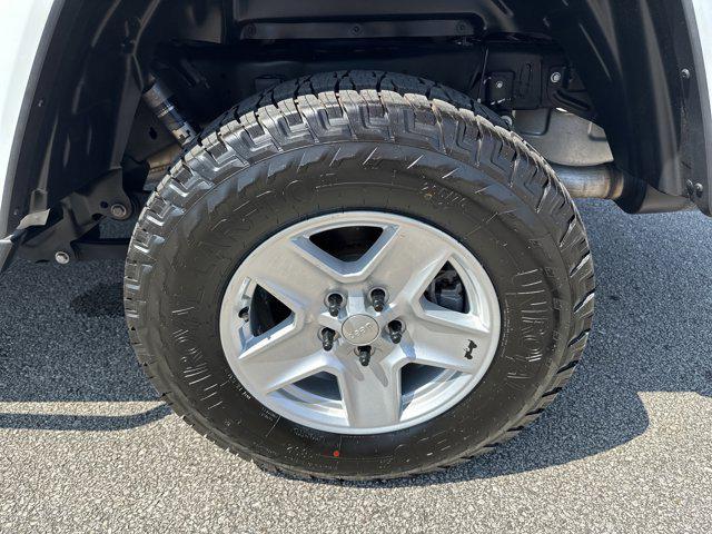 Photo of 2021 Bright White Clearcoat Jeep Gladiator
