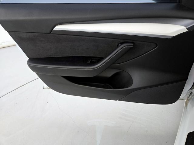 Photo of 2021 White Tesla Model 3