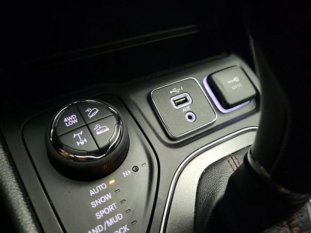 Photo of 2022 Gray Jeep Cherokee
