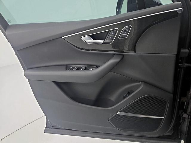 Photo of 2022 Black Audi Q7