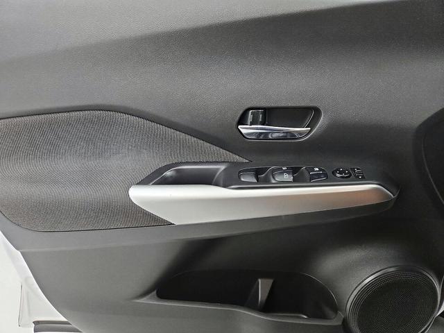 Photo of 2020 White Nissan Kicks