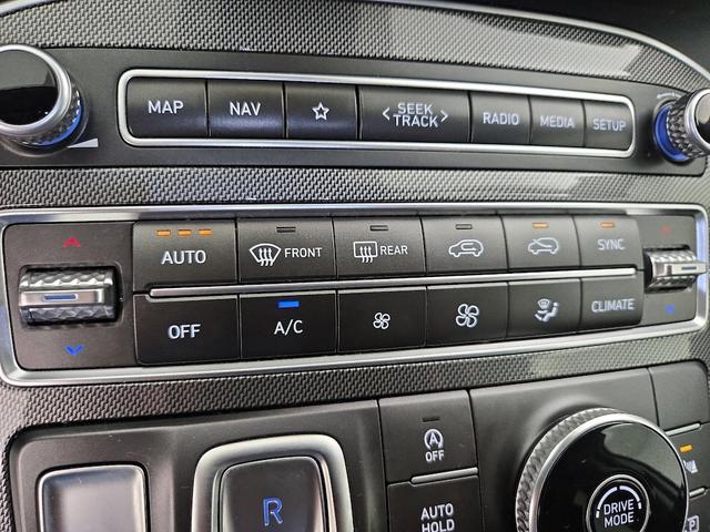 Photo of 2023 White Hyundai SANTA FE