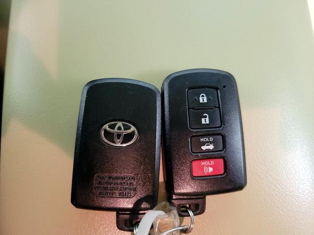 Photo of 2015 White Toyota Camry Hybrid